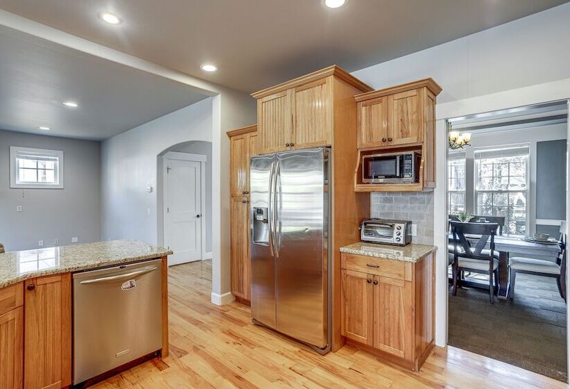 Family Friendly Seattle Getaway: 9 Mi To Downtown!