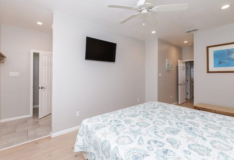 Waterfront, Shared Boat Dock & Pool W/ Views Fins And Feathers By Avantstay