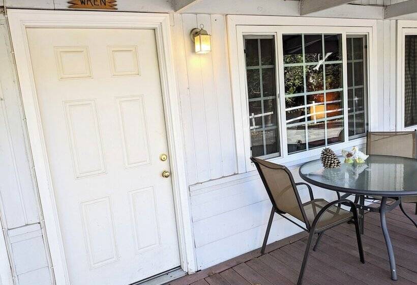 هتل Bluebird Cottage Inn