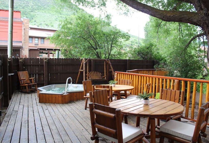 Hotel Eagle River Inn