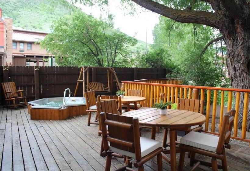 Hotel Eagle River Inn