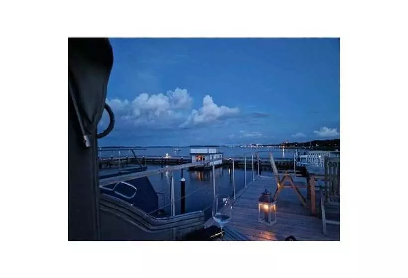 هتل Houseboat Liliput Comfortable Holiday Residence