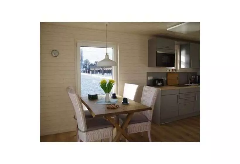 هتل Houseboat Liliput Comfortable Holiday Residence