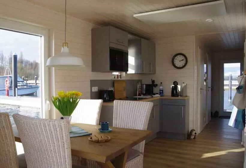 هتل Houseboat Liliput Comfortable Holiday Residence