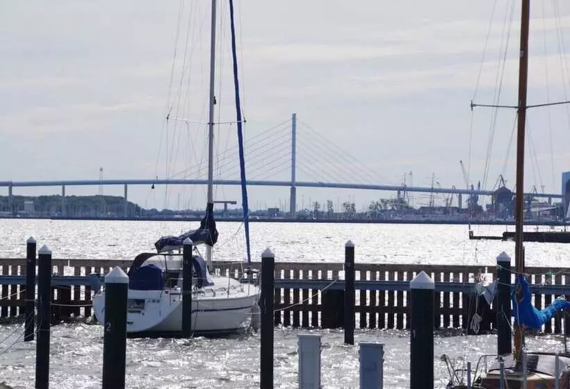 هتل Houseboat Liliput Comfortable Holiday Residence