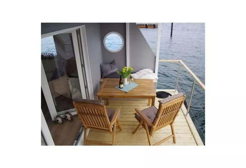 هتل Houseboat Liliput Comfortable Holiday Residence