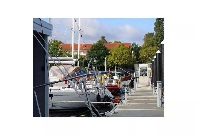 هتل Houseboat Liliput Comfortable Holiday Residence