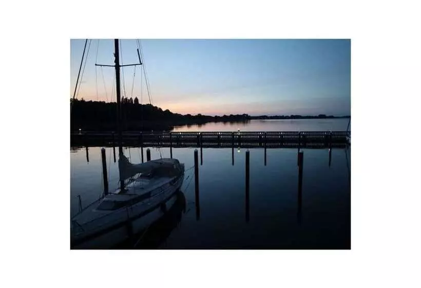 هتل Houseboat Liliput Comfortable Holiday Residence