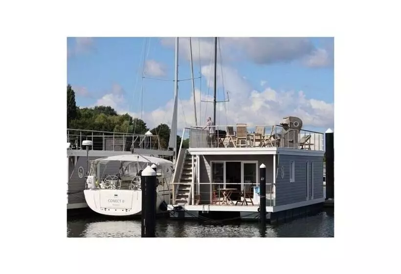 هتل Houseboat Liliput Comfortable Holiday Residence