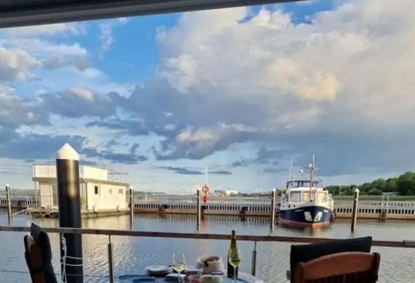 هتل Houseboat Liliput Comfortable Holiday Residence