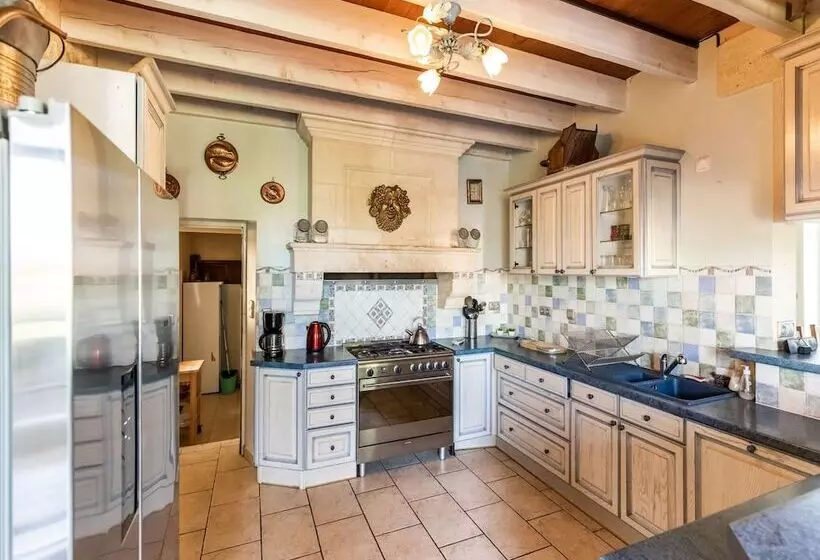 Hotelli Lovely Chateau 25 Min From Bordeaux