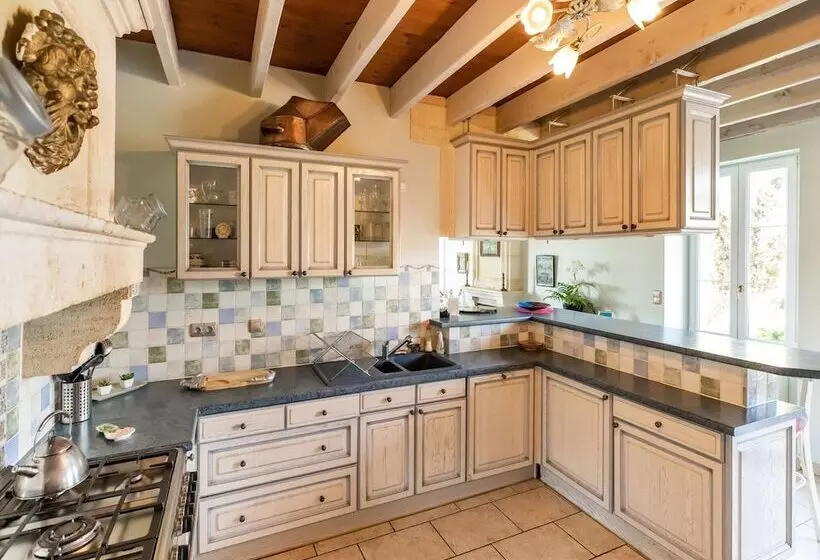 Hotelli Lovely Chateau 25 Min From Bordeaux