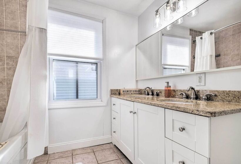 Ideally Located Dc Home W/ Pool Table & Patio