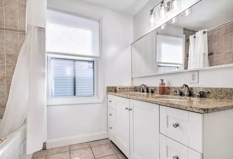 Ideally Located Dc Home W/ Pool Table & Patio