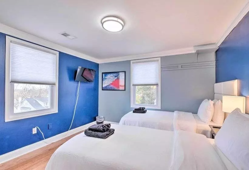 Ideally Located Dc Home W/ Pool Table & Patio