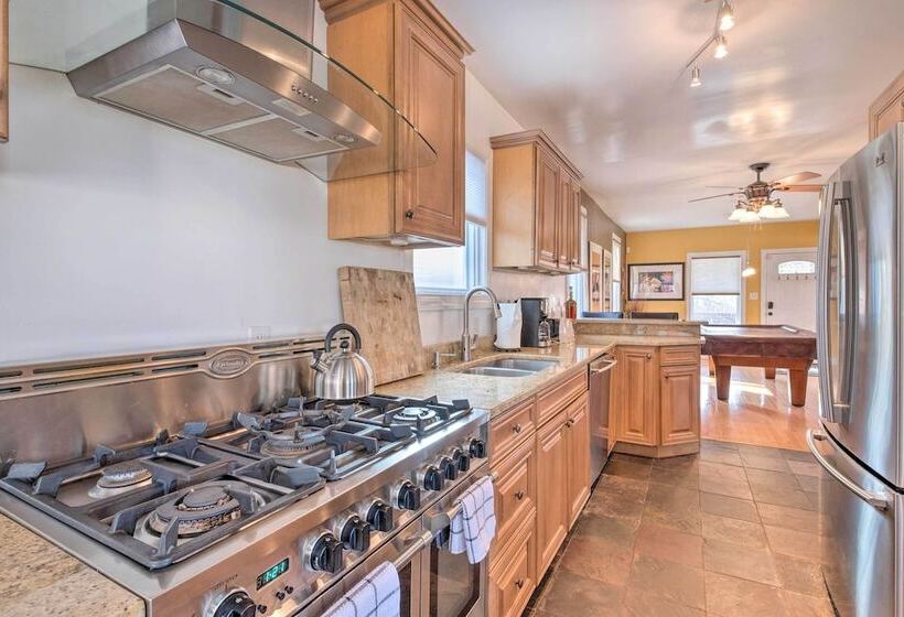 Ideally Located Dc Home W/ Pool Table & Patio