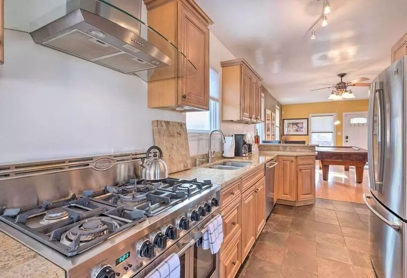 Ideally Located Dc Home W/ Pool Table & Patio