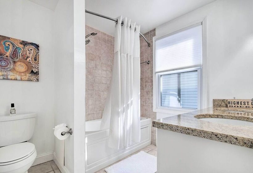 Ideally Located Dc Home W/ Pool Table & Patio