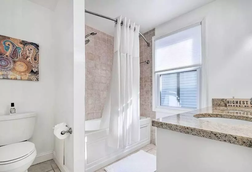 Ideally Located Dc Home W/ Pool Table & Patio