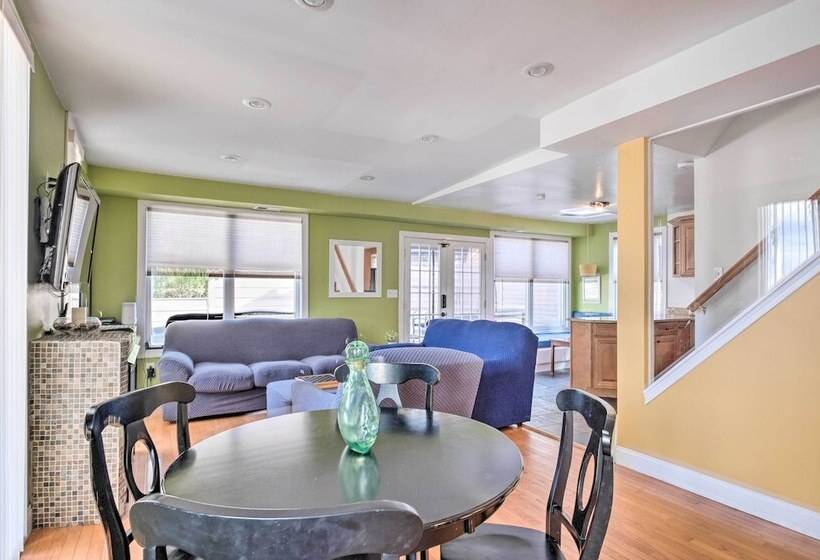 Ideally Located Dc Home W/ Pool Table & Patio