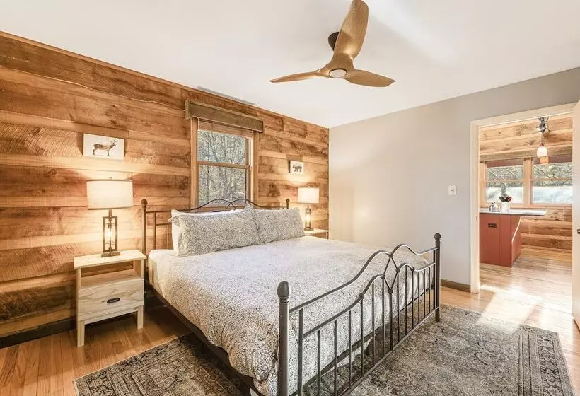 Red Cedar By Avantstay Cabin W/ Hot Tub + Views!