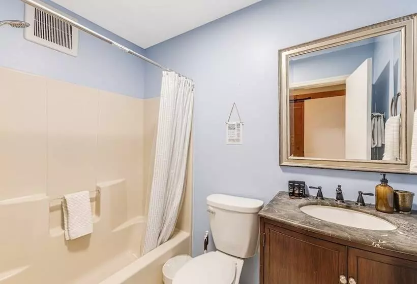 Red Cedar By Avantstay Cabin W/ Hot Tub + Views!