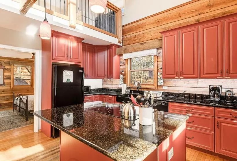 Red Cedar By Avantstay Cabin W/ Hot Tub + Views!