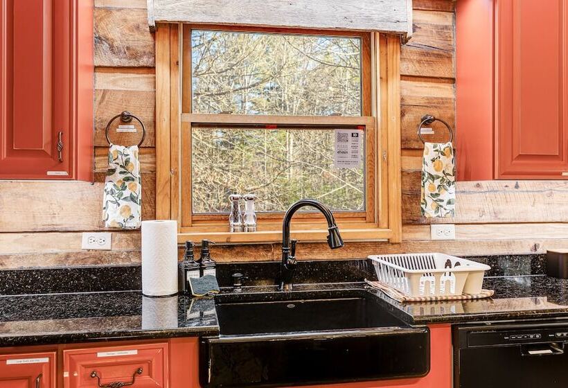 Red Cedar By Avantstay Cabin W/ Hot Tub + Views!