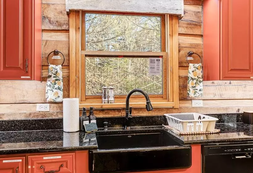 Red Cedar By Avantstay Cabin W/ Hot Tub + Views!