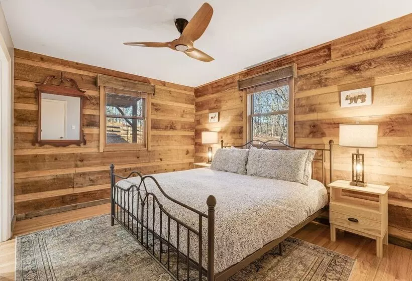 Red Cedar By Avantstay Cabin W/ Hot Tub + Views!