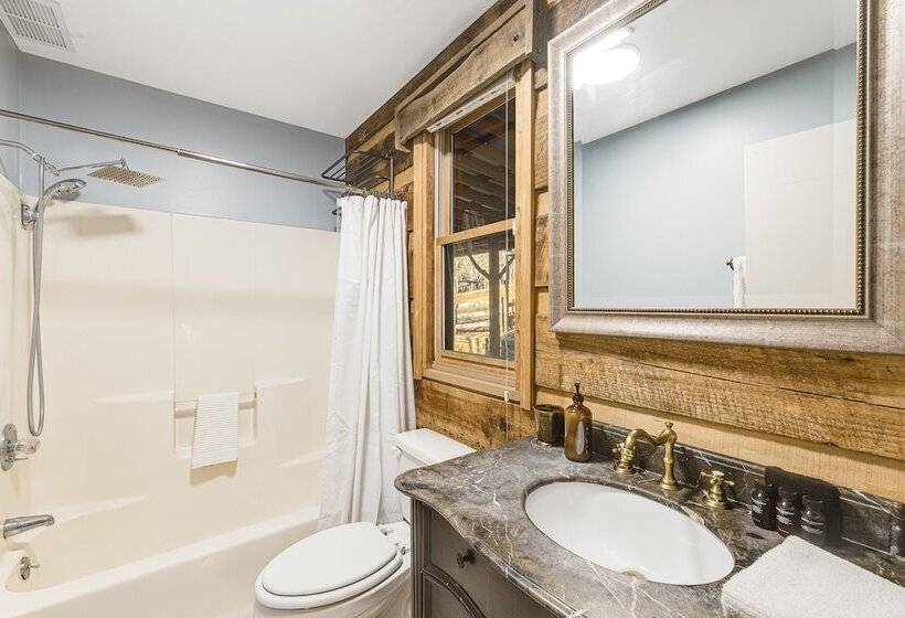 Red Cedar By Avantstay Cabin W/ Hot Tub + Views!