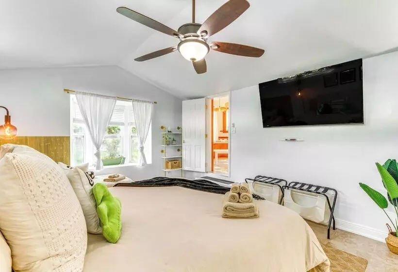 Retro Tropical Pensacola Home   3 Mi To Downtown!