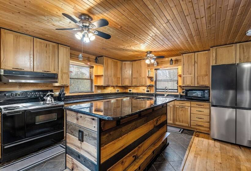Spacious Stafford Cabin W/ Grills & Fire Pit!
