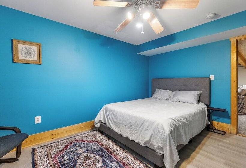 Spacious Stafford Cabin W/ Grills & Fire Pit!