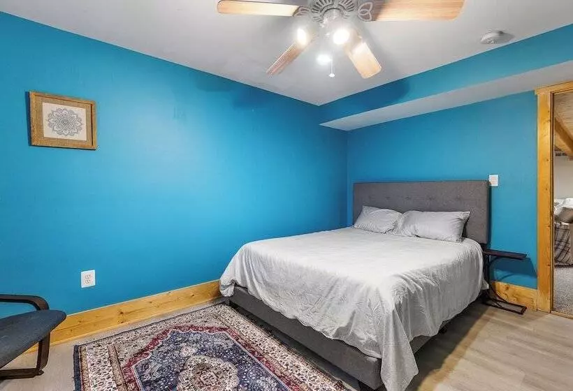 Spacious Stafford Cabin W/ Grills & Fire Pit!
