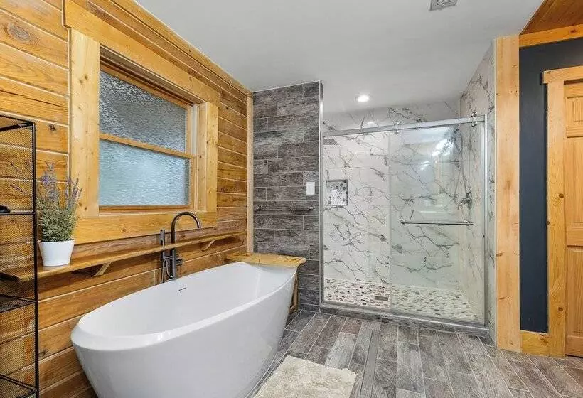 Spacious Stafford Cabin W/ Grills & Fire Pit!