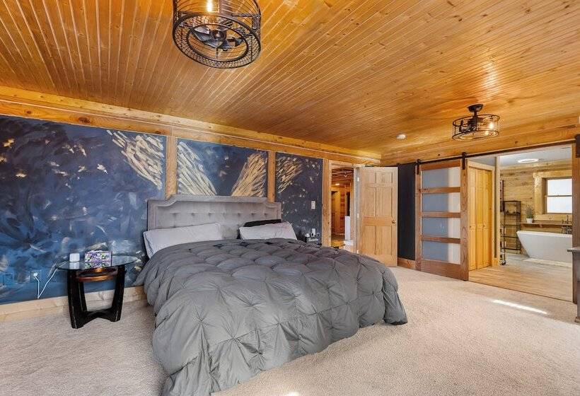 Spacious Stafford Cabin W/ Grills & Fire Pit!