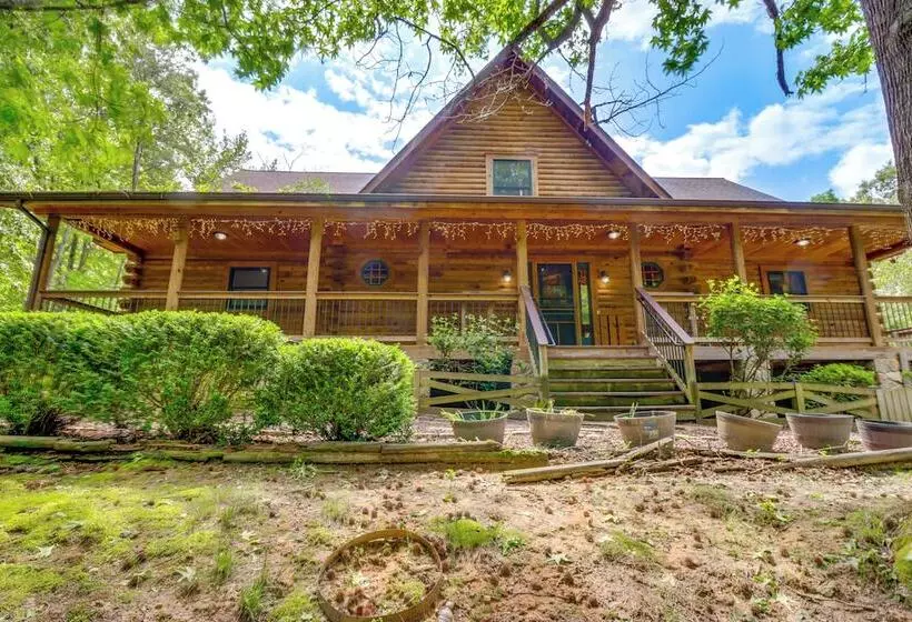 Spacious Stafford Cabin W/ Grills & Fire Pit!