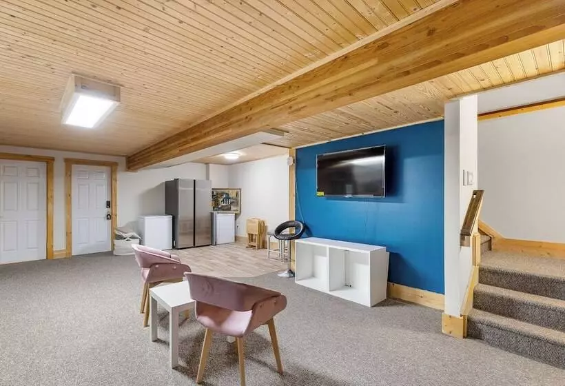 Spacious Stafford Cabin W/ Grills & Fire Pit!