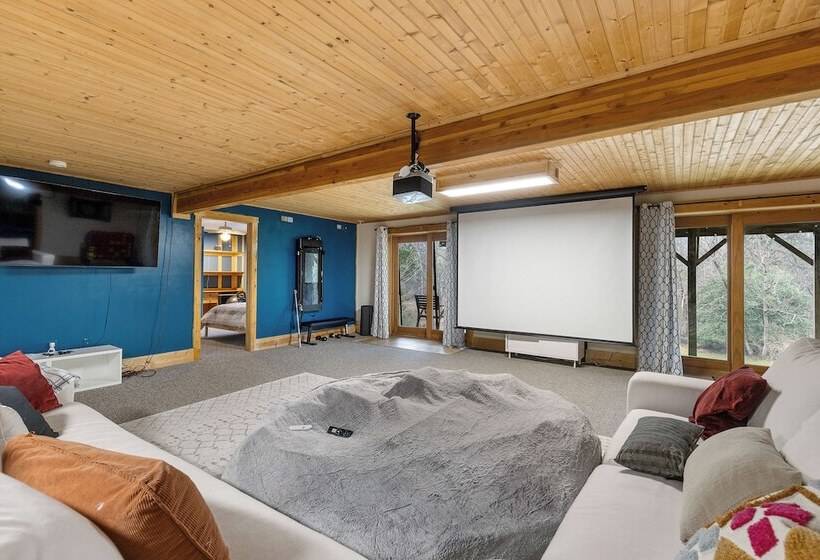 Spacious Stafford Cabin W/ Grills & Fire Pit!