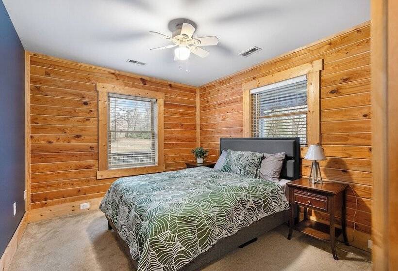 Spacious Stafford Cabin W/ Grills & Fire Pit!