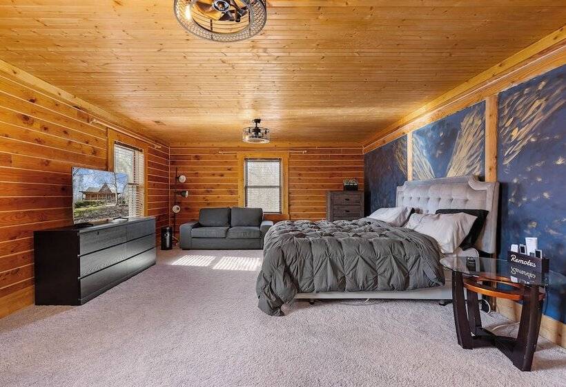 Spacious Stafford Cabin W/ Grills & Fire Pit!