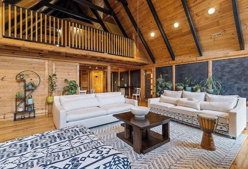 Spacious Stafford Cabin W/ Grills & Fire Pit!