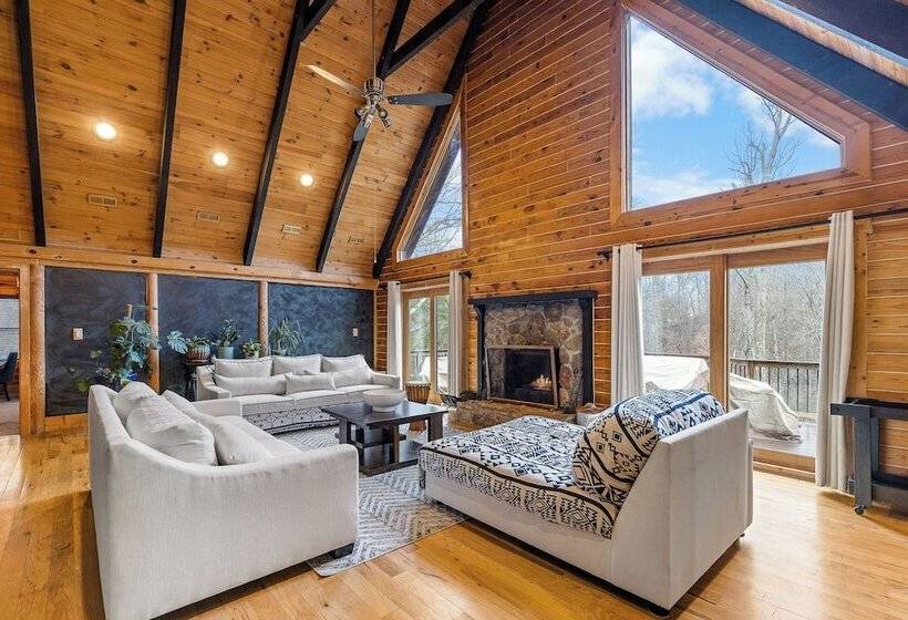 Spacious Stafford Cabin W/ Grills & Fire Pit!