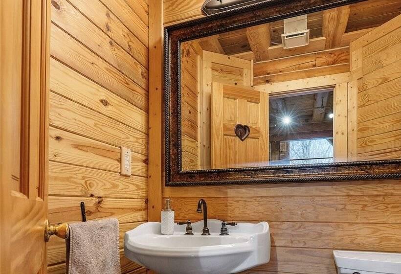 Spacious Stafford Cabin W/ Grills & Fire Pit!