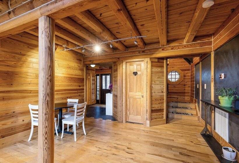 Spacious Stafford Cabin W/ Grills & Fire Pit!