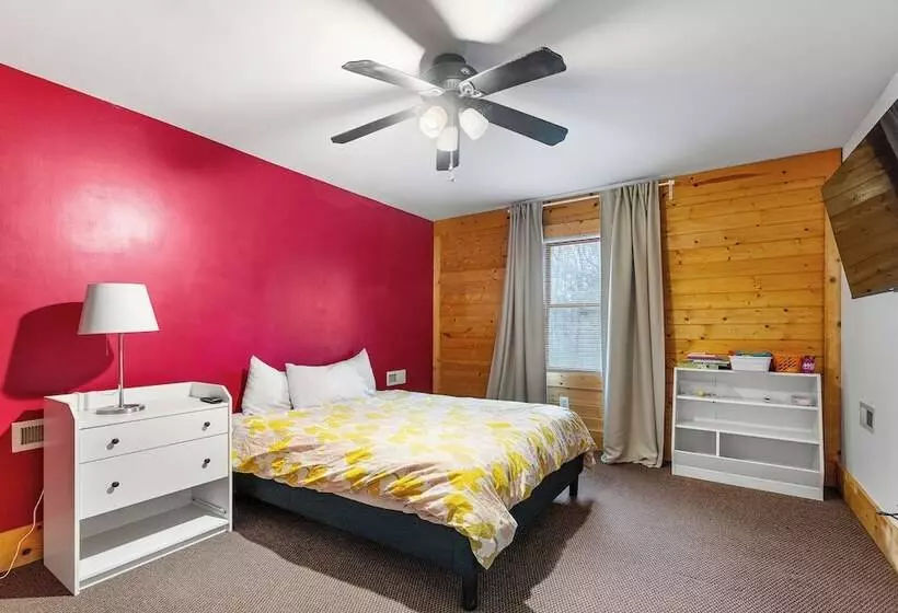 Spacious Stafford Cabin W/ Grills & Fire Pit!