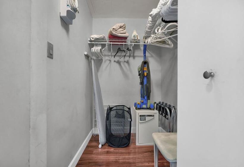 Spectacular Bay View 1bd 2baths In Grove