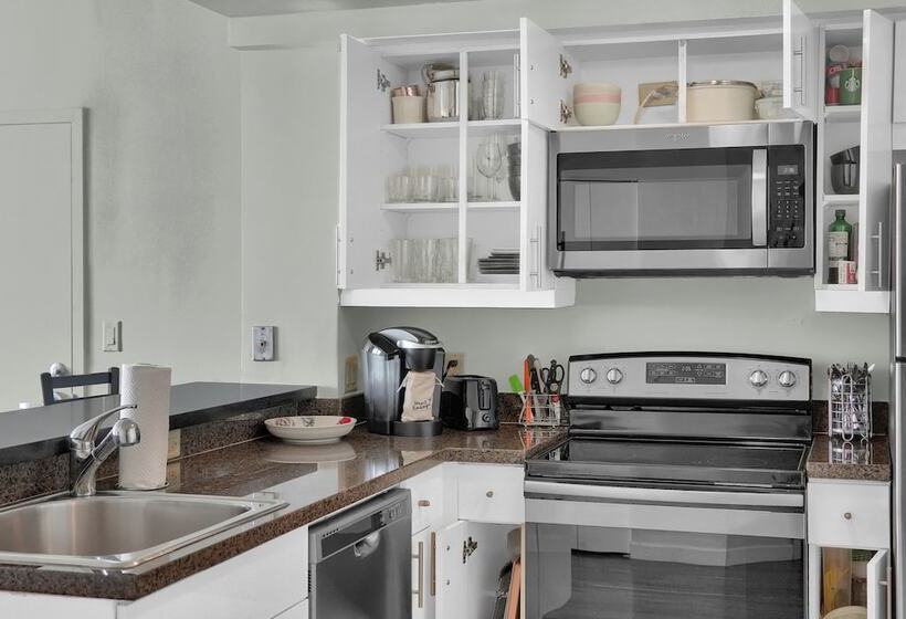 Spectacular Bay View 1bd 2baths In Grove