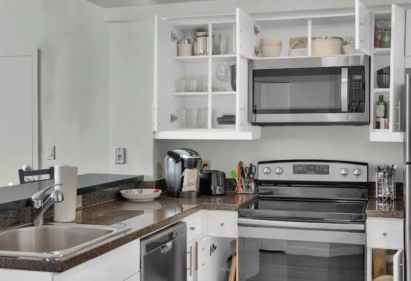 Spectacular Bay View 1bd 2baths In Grove